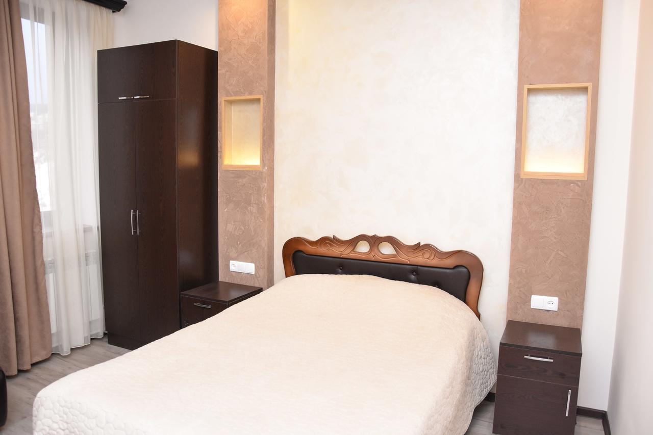 Guesthouse Crown Of ツァグカゾール エクステリア 写真