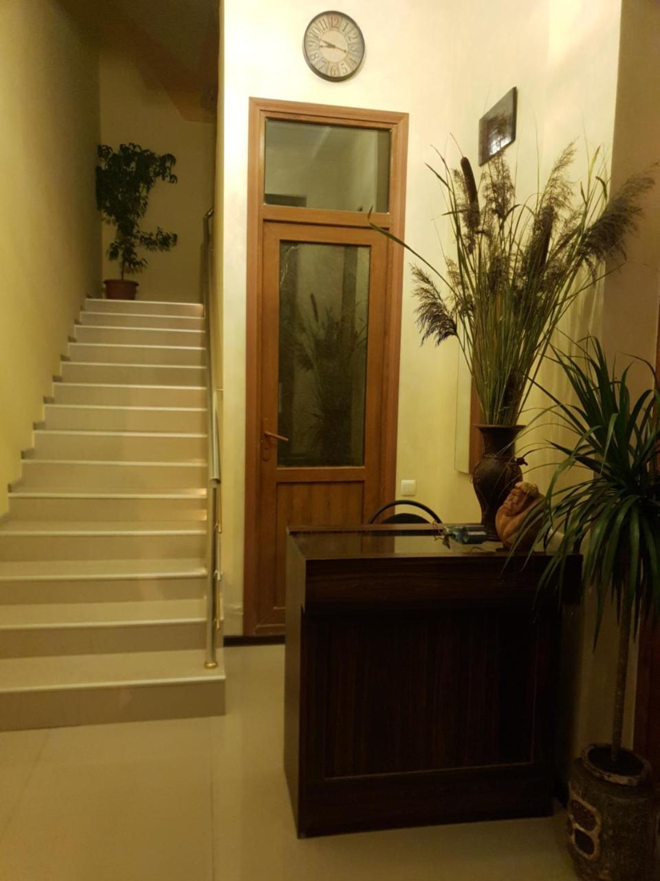 Guesthouse Crown Of ツァグカゾール エクステリア 写真