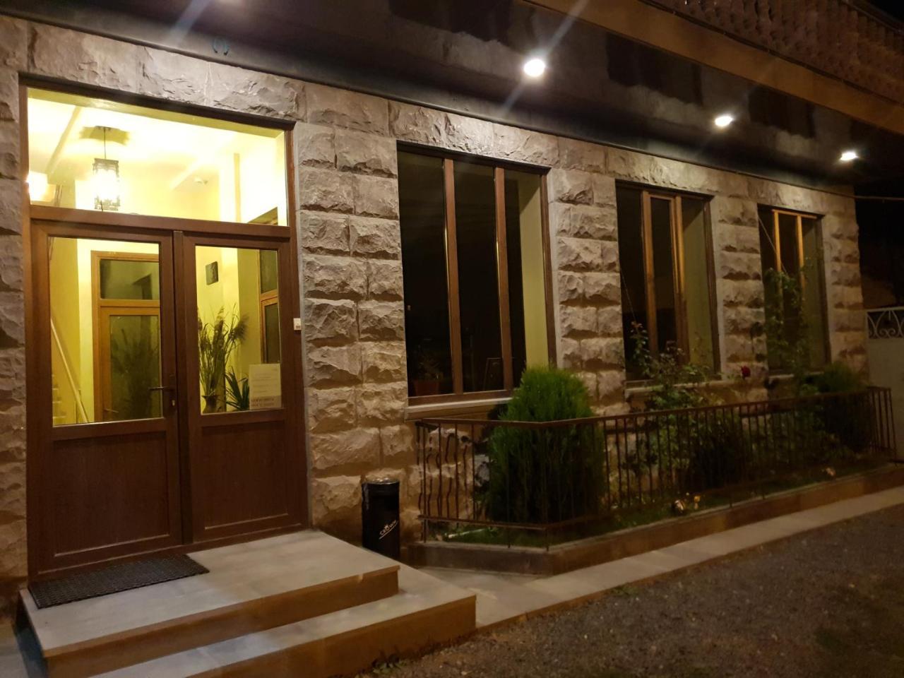 Guesthouse Crown Of ツァグカゾール エクステリア 写真